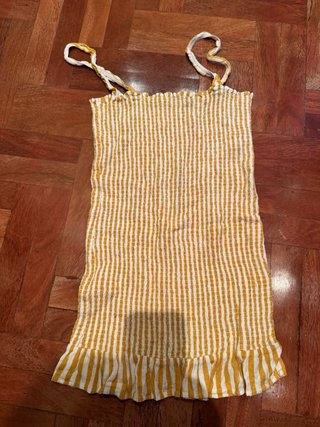 Vestido de rayas amarillas y blancas