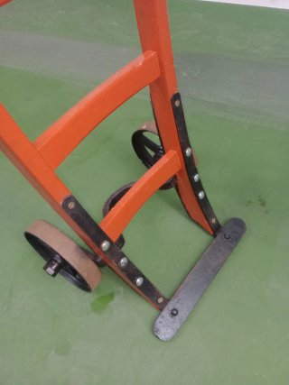 Carretilla antigua con ruedas de hierro