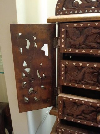 Mueble madera maciza tallado a mano