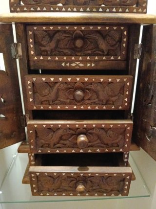 Mueble madera maciza tallado a mano