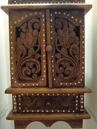Mueble madera maciza tallado a mano
