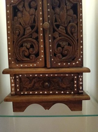 Mueble madera maciza tallado a mano