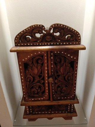 Mueble madera maciza tallado a mano