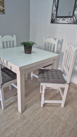Mesa extensible y 6 sillas de madera