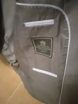 Traje elegante hombre gris