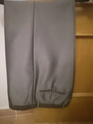 Traje elegante hombre gris