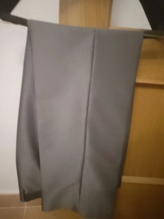 Traje elegante hombre gris