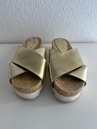 Sandalias doradas plataforma esparto