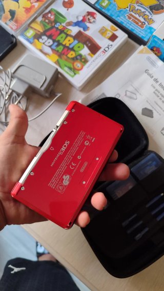 Nintendo 3DS Roja + caja con accesorios y juegos