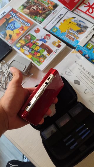 Nintendo 3DS Roja + caja con accesorios y juegos