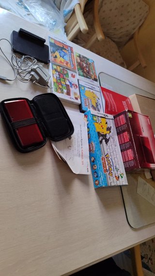 Nintendo 3DS Roja + caja con accesorios y juegos