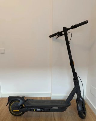Patinete eléctrico negro