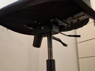 Silla de oficina ergonómica negra y azul