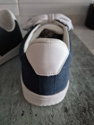 Zapatillas deportivas azul y blanco