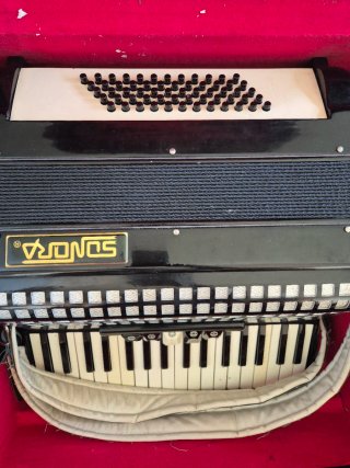 Acordeón Sonora 34 teclas / 80 bajos + Estuche
