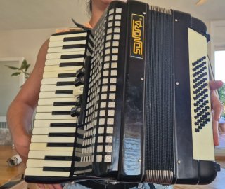 Acordeón Sonora 34 teclas / 80 bajos + Estuche