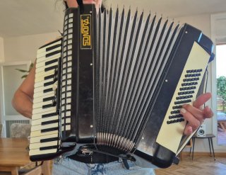Acordeón Sonora 34 teclas / 80 bajos + Estuche