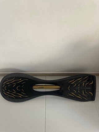 Monopatín skate de dos ruedas casi sin uso