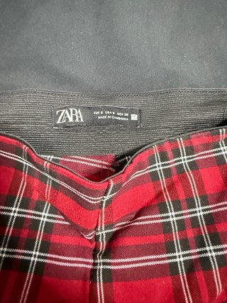Pantalón de mujer , cuadros rojo y cremalleras