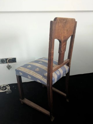 Silla de madera con tapizado floral