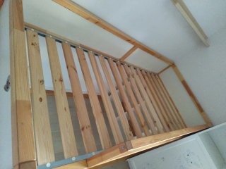 Cama alta Kura IKEA madera y blanco