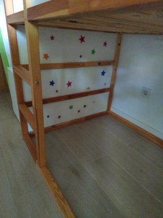 Cama alta Kura IKEA madera y blanco