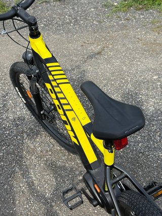Bicicleta Eléctrica Negra y Amarilla