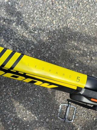 Bicicleta Eléctrica Negra y Amarilla