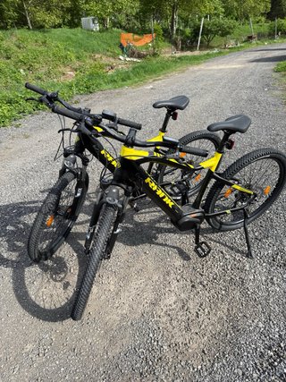 Bicicleta Eléctrica Negra y Amarilla