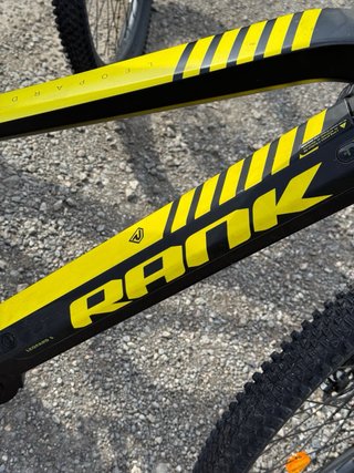 Bicicleta Eléctrica Negra y Amarilla