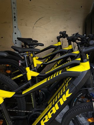 Bicicleta Eléctrica Negra y Amarilla