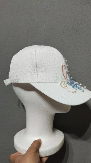 Gorra blanca con flores y perlas