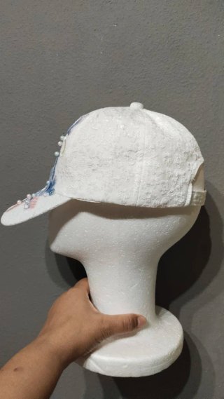 Gorra blanca con flores y perlas