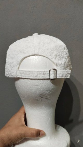 Gorra blanca con flores y perlas