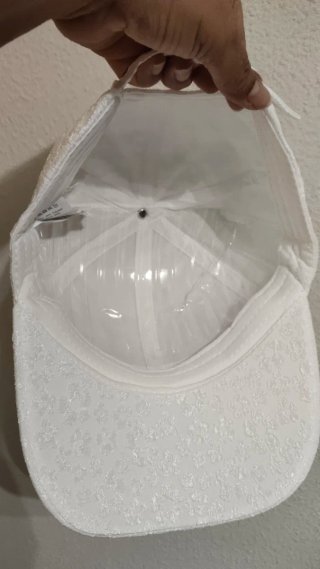 Gorra blanca con flores y perlas