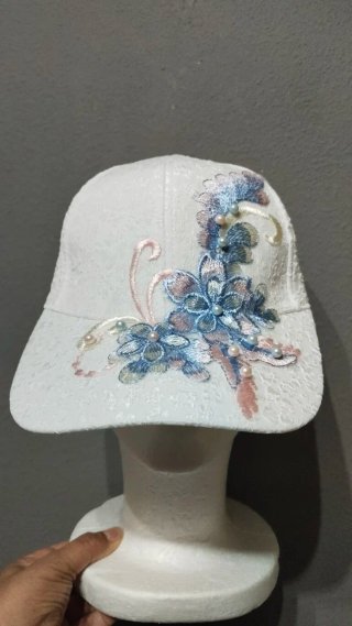 Gorra blanca con flores y perlas
