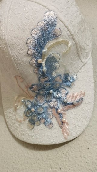 Gorra blanca con flores y perlas