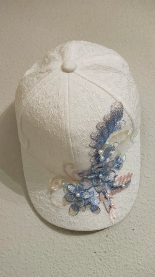Gorra blanca con flores y perlas