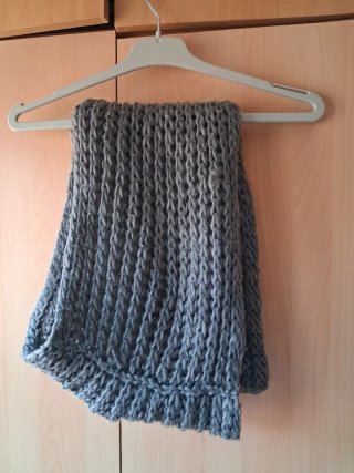 Bufanda tejida beige y blanca