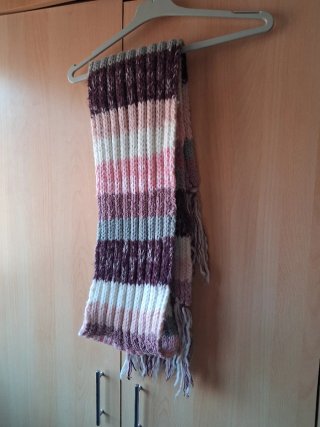 Bufanda tejida beige y blanca