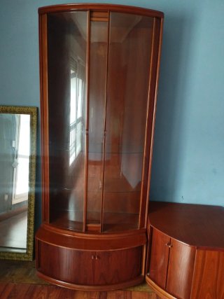 Vitrina de madera y cristal