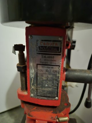 Taladro de banco rojo mandril de 13mm. 5 velocidad