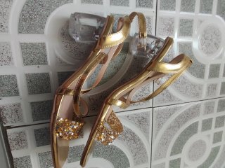 Sandalias doradas tacón 42