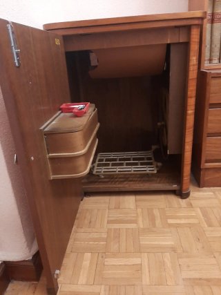 Máquina de coser Alfa antigua con mueble