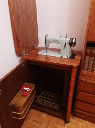 Máquina de coser Alfa antigua con mueble