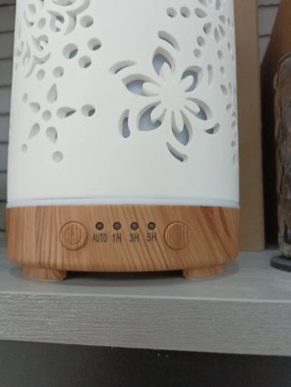 Humidificador blanco con base de madera