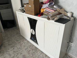 Mueble de salón blanco y cristal