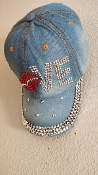 Gorra vaquera con pedrería y labios
