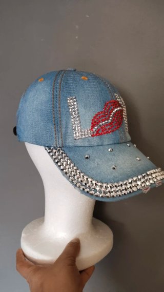 Gorra vaquera con pedrería y labios