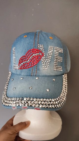 Gorra vaquera con pedrería y labios